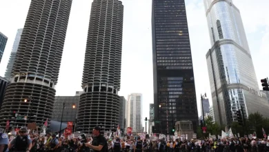 Trump envia 300 soldados da Guarda Nacional para Chicago, justificando com "onda de crime". Polêmica e críticas de autoridades locais. Governador de Illinois acusa presidente de "fabricar crise".