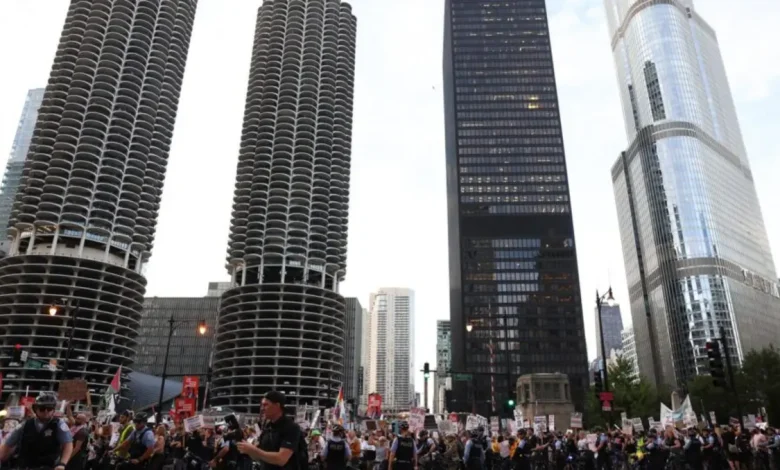Trump envia 300 soldados da Guarda Nacional para Chicago, justificando com "onda de crime". Polêmica e críticas de autoridades locais. Governador de Illinois acusa presidente de "fabricar crise".