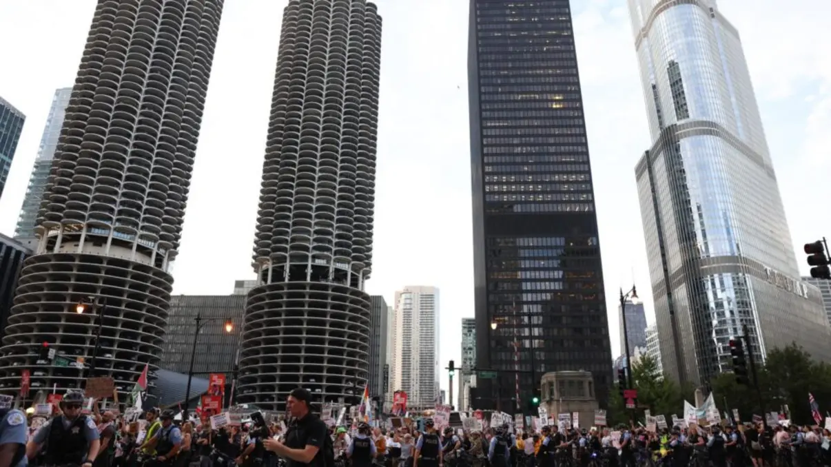 Trump envia 300 soldados da Guarda Nacional para Chicago, justificando com "onda de crime". Polêmica e críticas de autoridades locais. Governador de Illinois acusa presidente de "fabricar crise".