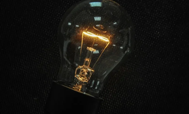 Interrupções de Energia Elétrica Atingem Toda a Extensão do País. 1 Interrupções de energia elétrica atingiram todas as regiões do país por causa de incêndio em subestação no Paraná, afetando mais de 720 mil clientes.