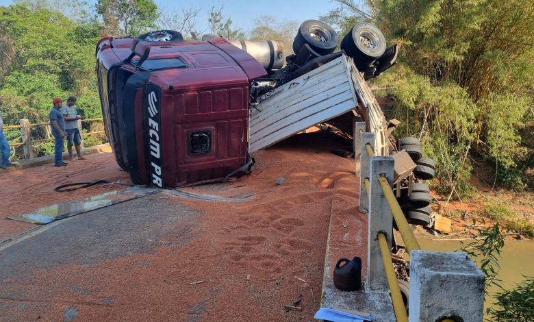 Acidente Rio do Peixe Quata Tupa Rodovia Carreta Interdicao Policia Militar Rodoviaria SAMU