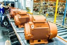 WEG, empresa brasileira de eletroeletrônica, investe em carregamento de veículos elétricos. Lançamento de recarregador de alta potência (1MW) em 2024 e expansão para a Europa. Apoio à transição energética com soluções inovadoras para mobilidade elétrica sustentável.