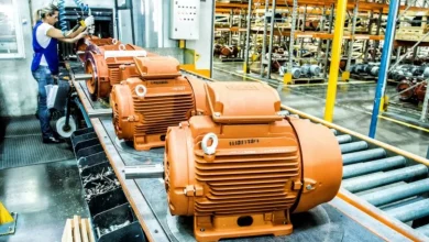 WEG, empresa brasileira de eletroeletrônica, investe em carregamento de veículos elétricos. Lançamento de recarregador de alta potência (1MW) em 2024 e expansão para a Europa. Apoio à transição energética com soluções inovadoras para mobilidade elétrica sustentável.