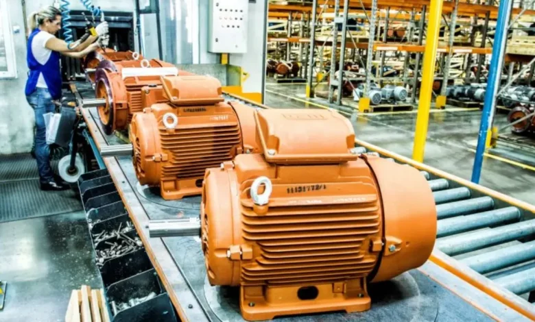 WEG, empresa brasileira de eletroeletrônica, investe em carregamento de veículos elétricos. Lançamento de recarregador de alta potência (1MW) em 2024 e expansão para a Europa. Apoio à transição energética com soluções inovadoras para mobilidade elétrica sustentável.