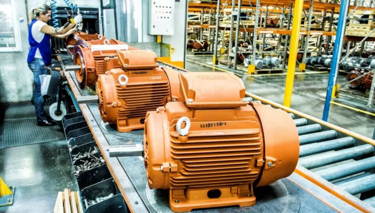 WEG, empresa brasileira de eletroeletrônica, investe em carregamento de veículos elétricos. Lançamento de recarregador de alta potência (1MW) em 2024 e expansão para a Europa. Apoio à transição energética com soluções inovadoras para mobilidade elétrica sustentável.