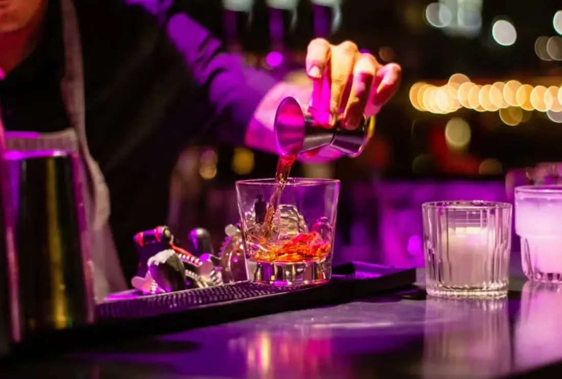 Polícia Federal abre inquérito para investigar intoxicações por bebidas adulteradas com metanol que assola o país, especialmente o Nordeste.