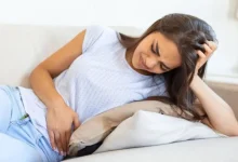 Nova pesquisa da USP revela risco aumentado de dor crônica generalizada em mulheres que sofrem com cólicas menstruais intensas na adolescência. Estudo acompanhou jovens por 12 anos e apontou maior probabilidade de dor crônica aos 26 anos.