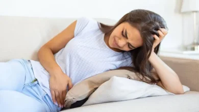 Nova pesquisa da USP revela risco aumentado de dor crônica generalizada em mulheres que sofrem com cólicas menstruais intensas na adolescência. Estudo acompanhou jovens por 12 anos e apontou maior probabilidade de dor crônica aos 26 anos.