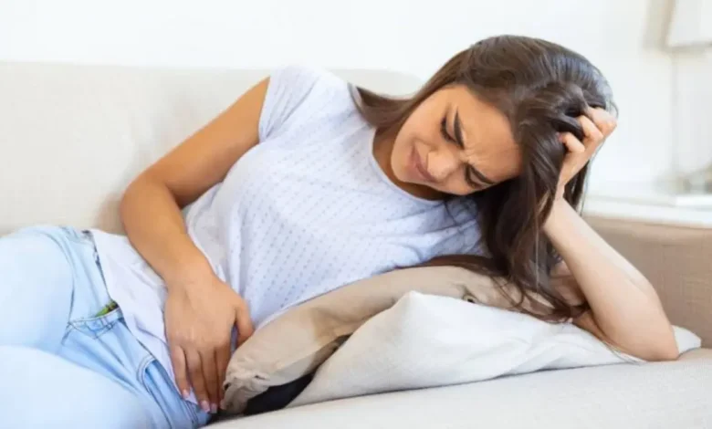 Nova pesquisa da USP revela risco aumentado de dor crônica generalizada em mulheres que sofrem com cólicas menstruais intensas na adolescência. Estudo acompanhou jovens por 12 anos e apontou maior probabilidade de dor crônica aos 26 anos.