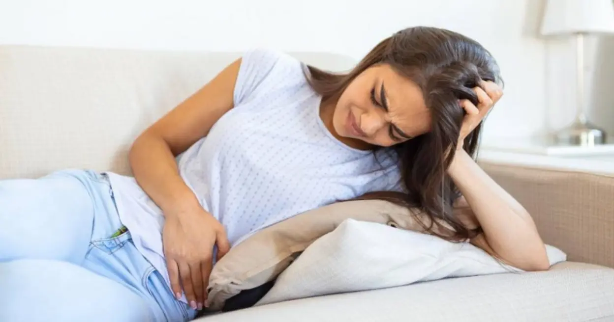 Nova pesquisa da USP revela risco aumentado de dor crônica generalizada em mulheres que sofrem com cólicas menstruais intensas na adolescência. Estudo acompanhou jovens por 12 anos e apontou maior probabilidade de dor crônica aos 26 anos.