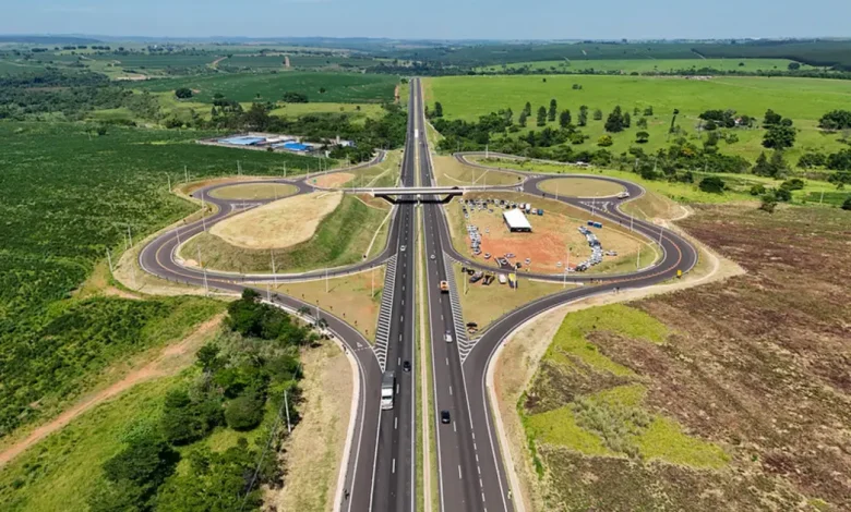 Rota Mogiana: Transformação do Cenário Rodoviário do Interior Paulista 1 A Rota Mogiana transformará o cenário rodoviário do interior paulista, modernizando estradas e impulsionando o desenvolvimento econômico regional com obras de duplicação de rodovias e contornos.
