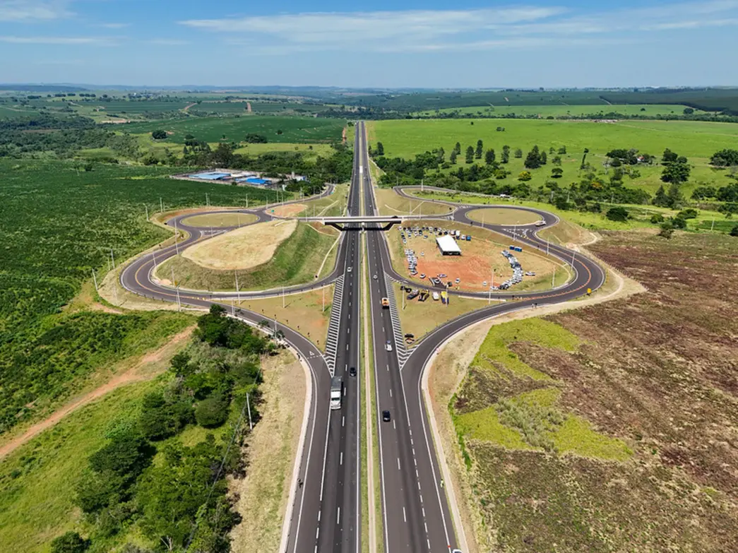 Rota Mogiana: Transformação do Cenário Rodoviário do Interior Paulista 14 A Rota Mogiana transformará o cenário rodoviário do interior paulista, modernizando estradas e impulsionando o desenvolvimento econômico regional com obras de duplicação de rodovias e contornos.
