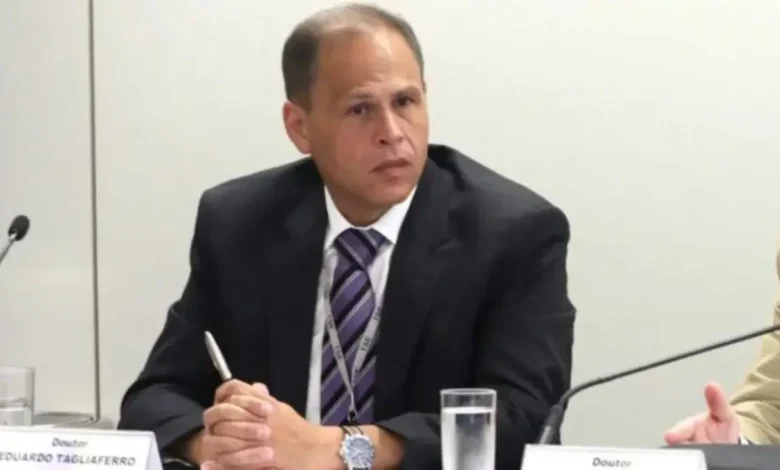 Ministro inclui julgamento virtual contra ex-assessor acusado de violação de sigilo funcional 1 Ministro Alexandre de Moraes inclui julgamento virtual no STF contra seu ex-assessor Eduardo Tagliaferro, acusado de violação de sigilo funcional.