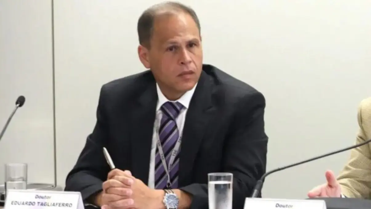 Ministro inclui julgamento virtual contra ex-assessor acusado de violação de sigilo funcional 14 Ministro Alexandre de Moraes inclui julgamento virtual no STF contra seu ex-assessor Eduardo Tagliaferro, acusado de violação de sigilo funcional.