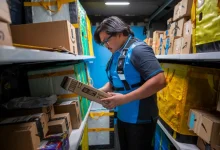 Amazon anuncia redução de 30.000 empregos corporativos, investindo em IA para aumentar eficiência e melhorar experiência do cliente.