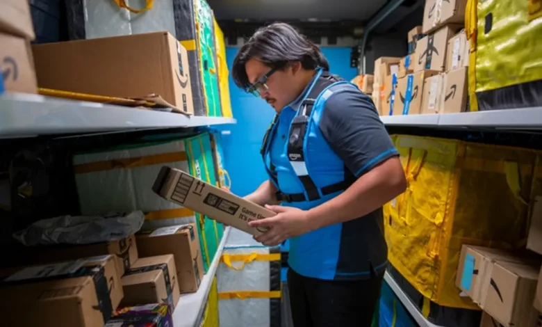 Amazon Reduz 30.000 Empregos Corporativos 1 Amazon anuncia redução de 30.000 empregos corporativos, investindo em IA para aumentar eficiência e melhorar experiência do cliente.