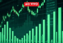 A bolsa de valores dos EUA experimentou alta significativa nas principais índices, apesar de volatilidade, com tecnologia liderando o crescimento e indicadores macroeconômicos positivos.