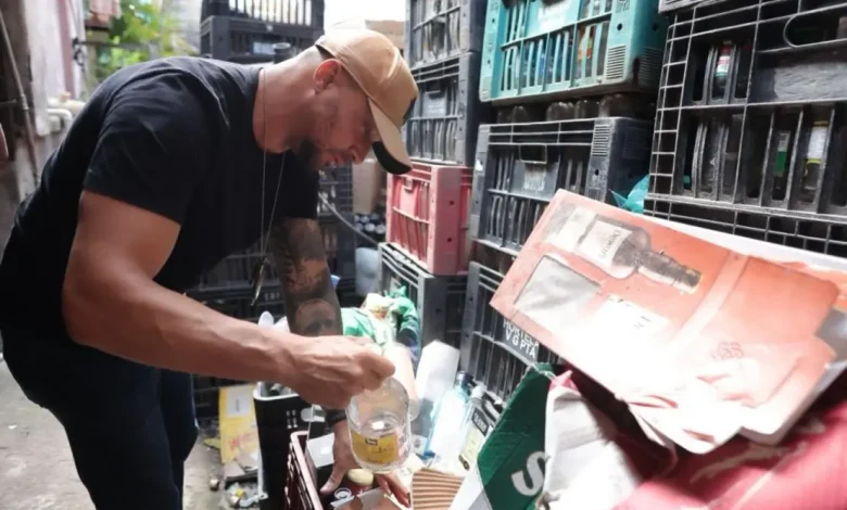 Governo de São Paulo desarticular rede criminosa de venda de bebidas adulteradas com metanol 1 Governo de São Paulo desarticular rede criminosa de venda de bebidas adulteradas com metanol, prendendo seis pessoas e apreendendo grandes quantidades de produtos.