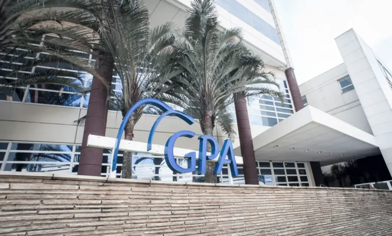 Grupo Coelho Diniz conquista maioria no conselho da GPA, garantindo influência decisiva nas decisões estratégicas da empresa. Atitude de mercado reflete confiança na capacidade do grupo de impulsionar crescimento e rentabilidade da GPA.