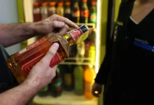 Força-tarefa apreende 70 mil bebidas vencidas em adegas do centro de São Paulo. Ação resultou em duas prisões em flagrante e combate ao comércio irregular. Bebidas foram descartadas para garantir a saúde pública.