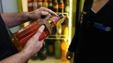 Força-tarefa apreende 70 mil bebidas vencidas em adegas do centro de São Paulo. Ação resultou em duas prisões em flagrante e combate ao comércio irregular. Bebidas foram descartadas para garantir a saúde pública.