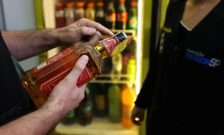 Força-tarefa apreende 70 mil bebidas vencidas em adegas do centro de São Paulo. Ação resultou em duas prisões em flagrante e combate ao comércio irregular. Bebidas foram descartadas para garantir a saúde pública.