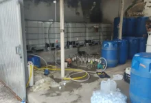 Polícia Civil de Jundiaí desmantelou fábrica de bebidas alcoólicas clandestina em residência. A operação resultou na apreensão de diversos materiais, incluindo barris, galões e filtros, usados na produção ilegal.