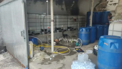 Polícia Civil de Jundiaí desmantelou fábrica de bebidas alcoólicas clandestina em residência. A operação resultou na apreensão de diversos materiais, incluindo barris, galões e filtros, usados na produção ilegal.