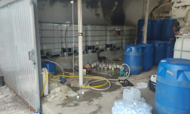 Polícia Civil de Jundiaí desmantelou fábrica de bebidas alcoólicas clandestina em residência. A operação resultou na apreensão de diversos materiais, incluindo barris, galões e filtros, usados na produção ilegal.