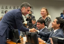 Projeto de lei aprovado na Câmara busca restringir poder do STF para criar normas e impor medidas ao Executivo. A proposta, que ainda precisa ser analisada pelo Senado, causa debate sobre a atuação do Judiciário e o equilíbrio de poderes.