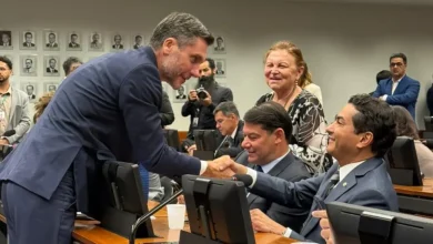 Projeto de lei aprovado na Câmara busca restringir poder do STF para criar normas e impor medidas ao Executivo. A proposta, que ainda precisa ser analisada pelo Senado, causa debate sobre a atuação do Judiciário e o equilíbrio de poderes.