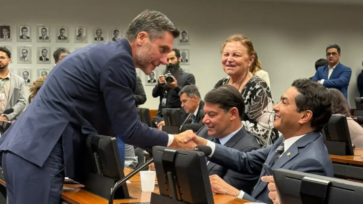 Projeto de lei aprovado na Câmara busca restringir poder do STF para criar normas e impor medidas ao Executivo. A proposta, que ainda precisa ser analisada pelo Senado, causa debate sobre a atuação do Judiciário e o equilíbrio de poderes.