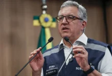 Brasil registra 127 casos de intoxicação por metanol em bebidas, com 12 óbitos confirmados. O Ministério da Saúde adquiriu mais 12 mil ampolas de etanol farmacêutico e 2,5 mil unidades de fomepizol para ampliar o tratamento.