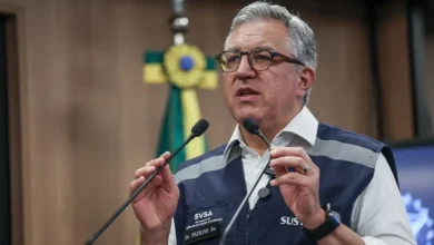 Brasil registra 127 casos de intoxicação por metanol em bebidas, com 12 óbitos confirmados. O Ministério da Saúde adquiriu mais 12 mil ampolas de etanol farmacêutico e 2,5 mil unidades de fomepizol para ampliar o tratamento.
