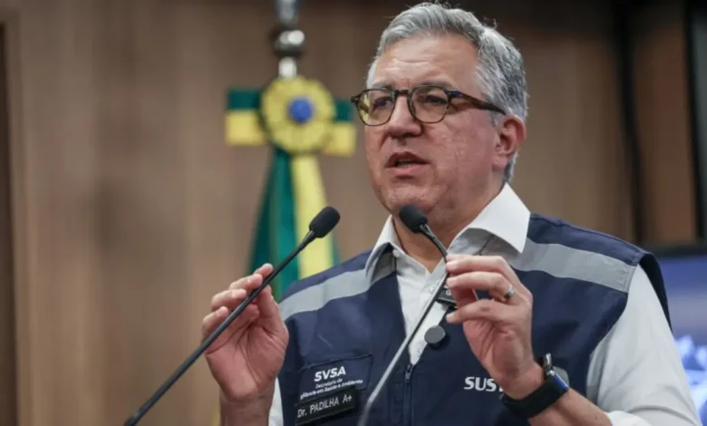 Brasil registra 127 casos de intoxicação por metanol em bebidas, com 12 óbitos confirmados. O Ministério da Saúde adquiriu mais 12 mil ampolas de etanol farmacêutico e 2,5 mil unidades de fomepizol para ampliar o tratamento.