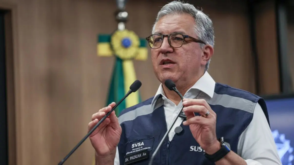Brasil registra 127 casos de intoxicação por metanol em bebidas, com 12 óbitos confirmados. O Ministério da Saúde adquiriu mais 12 mil ampolas de etanol farmacêutico e 2,5 mil unidades de fomepizol para ampliar o tratamento.