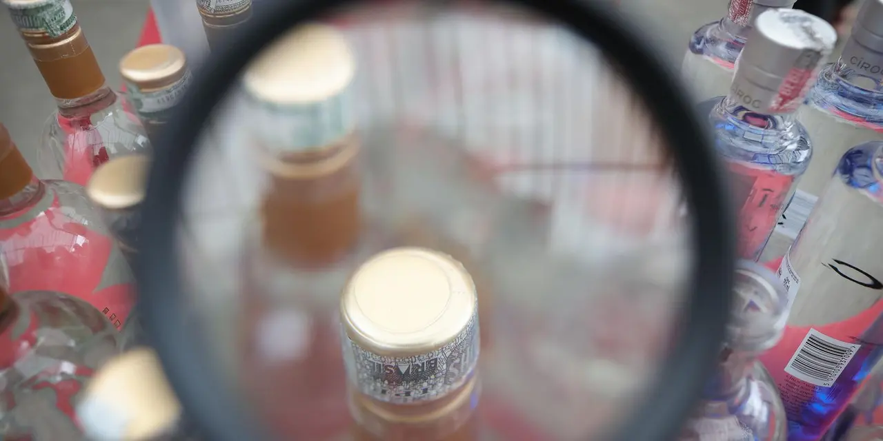Operação Alquimia: 150 agentes trabalham juntos para desvendar origem de metanol em bebidas alcoólicas, identificar fonte do veneno e proteger consumidores.