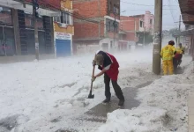 Cidade de Tarija na Bolívia congelada sob um manto de gelo após tempestade de granizo intensa, causando destruição e isolamento.