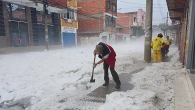 Cidade de Tarija na Bolívia congelada sob um manto de gelo após tempestade de granizo intensa, causando destruição e isolamento.