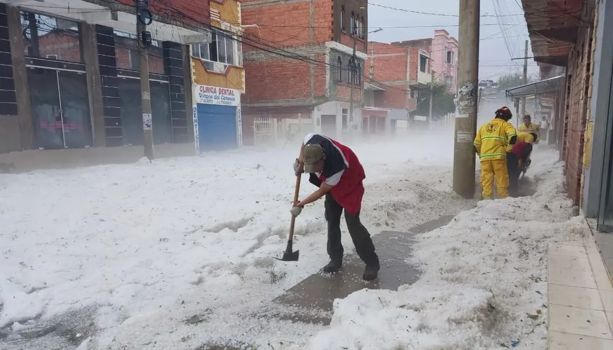 Cidade de Tarija na Bolívia congelada sob um manto de gelo após tempestade de granizo intensa, causando destruição e isolamento.