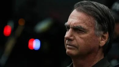 A política brasileira está em ebulição com movimentos que repercutem em diversas frentes, incluindo declarações sobre Jair Bolsonaro e incidentes envolvendo o filho Eduardo, além de questões jurídicas e diplomáticas.