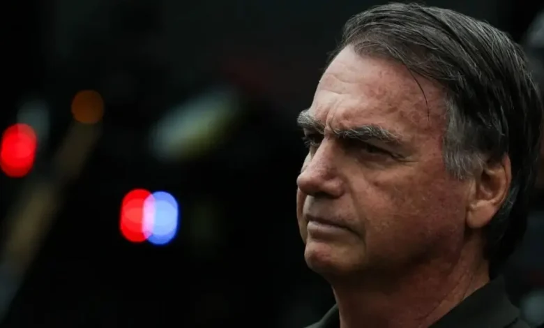 Política Brasileira em Ebulição 1 A política brasileira está em ebulição com movimentos que repercutem em diversas frentes, incluindo declarações sobre Jair Bolsonaro e incidentes envolvendo o filho Eduardo, além de questões jurídicas e diplomáticas.