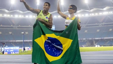 Brasil conquista historicamente o ouro no Campeonato Mundial de Atletismo Paralímpico em Nova Déli, superando a China e com 44 pódios, incluindo 15 ouros. Jerusa Geber se destaca com duas medalhas de ouro e se torna a atleta brasileira com mais pódios na história dos Mundiais.