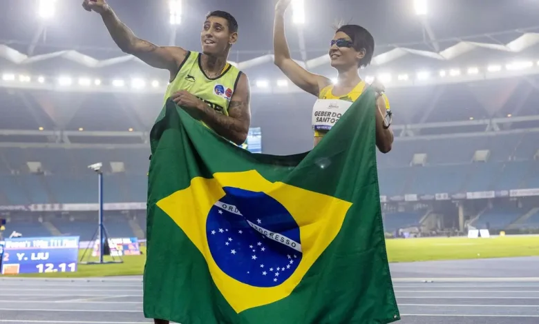 Brasil conquista historicamente o ouro no Campeonato Mundial de Atletismo Paralímpico em Nova Déli, superando a China e com 44 pódios, incluindo 15 ouros. Jerusa Geber se destaca com duas medalhas de ouro e se torna a atleta brasileira com mais pódios na história dos Mundiais.