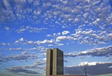 Desentendimentos sobre isenção de IR e tributação de grandes rendas dominam discussões no Senado, enquanto a Câmara se concentra em depoimentos sobre descontos indevidos do INSS.