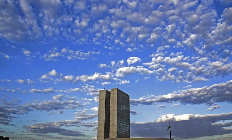 Desentendimentos em Torno de Impostos e Tributação Dominam Discussões no Congresso Brasileiro 1 Desentendimentos sobre isenção de IR e tributação de grandes rendas dominam discussões no Senado, enquanto a Câmara se concentra em depoimentos sobre descontos indevidos do INSS.