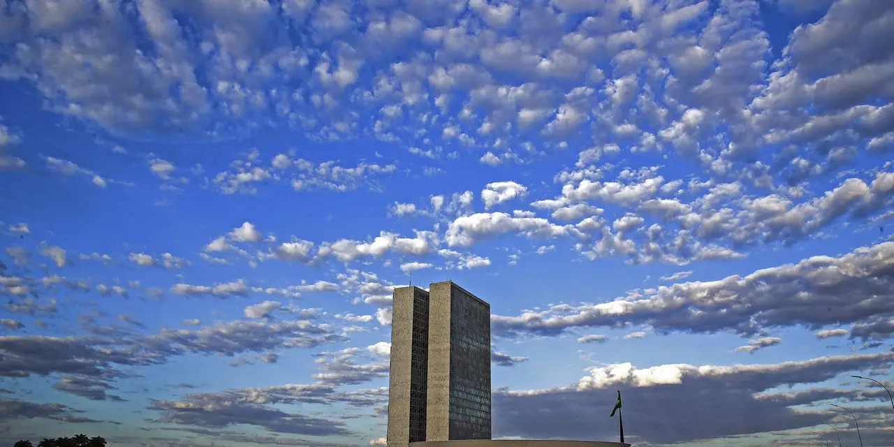 Desentendimentos sobre isenção de IR e tributação de grandes rendas dominam discussões no Senado, enquanto a Câmara se concentra em depoimentos sobre descontos indevidos do INSS.