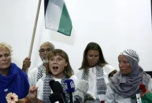 Greta Thunberg acusa Israel de "genocídio" e "destruição em massa" em Gaza após ser deportada com a Flotilha Global Sumud. Ativista denuncia "maus-tratos" durante detenção e pede ação aos governos para interromper o suposto genocídio.