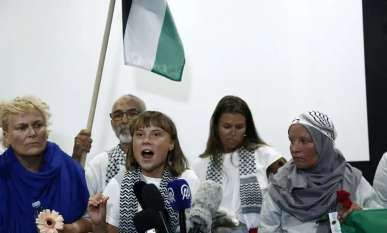 Greta Thunberg acusa Israel de "genocídio" e "destruição em massa" em Gaza após ser deportada com a Flotilha Global Sumud. Ativista denuncia "maus-tratos" durante detenção e pede ação aos governos para interromper o suposto genocídio.