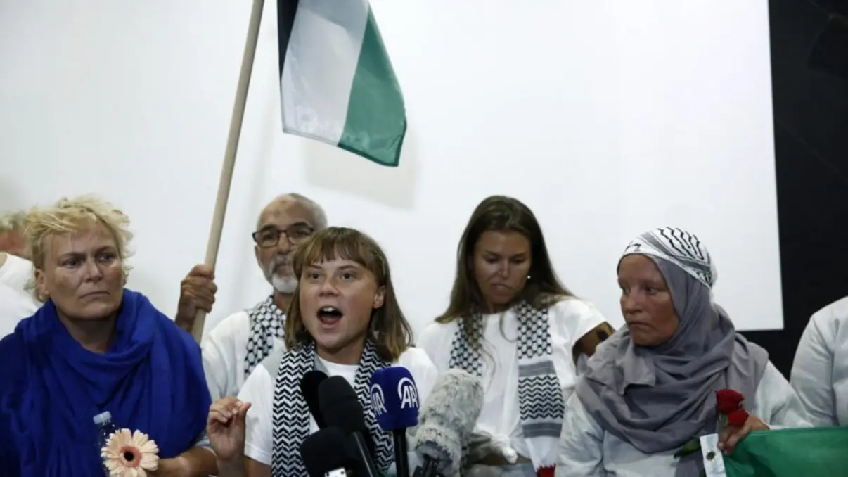 Greta Thunberg acusa Israel de "genocídio" e "destruição em massa" em Gaza após ser deportada com a Flotilha Global Sumud. Ativista denuncia "maus-tratos" durante detenção e pede ação aos governos para interromper o suposto genocídio.